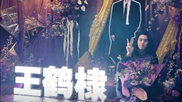 王鹤棣|女网红入王鹤棣房车被骂，女方被扒当过兵，颜值不输明星，王鹤棣合影产业链曝光