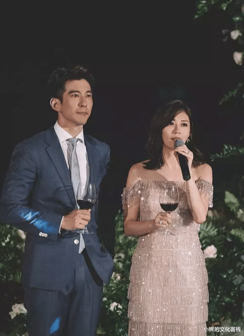 贾静雯|贾静雯17岁女儿定居美国！穿着大胆成熟火辣，长腿丝袜很抢眼