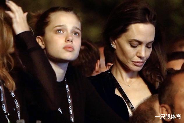 安吉丽娜·朱莉|朱莉带16岁女儿出街！留寸头好酷，五官神似皮特，厚唇继承妈妈
