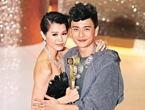 不老女神其实是假的，实际满头苍白，头顶斑驳，生图揭露人间真实