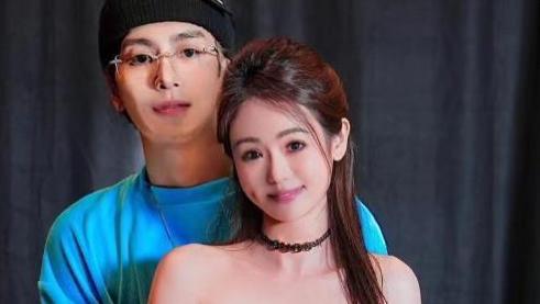 王嘉尔再惹争议！后背环住女网红，凌晨4点酒吧和男子举止亲昵！