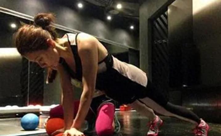 48岁贾静雯真实食量曝光,至今体重不过90斤,炸鲜奶只敢吃一小块