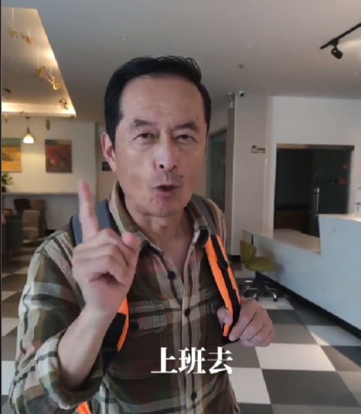 65岁老戏骨横店拍戏,独自一人背包坐高铁,感恩又有工作