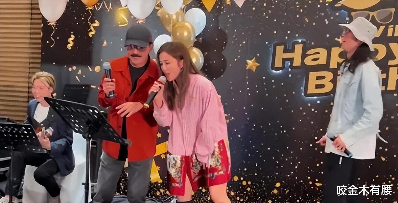 蔡卓妍回港为父庆生，同台演唱卖力忘我，奈何动作太大露出打底裤