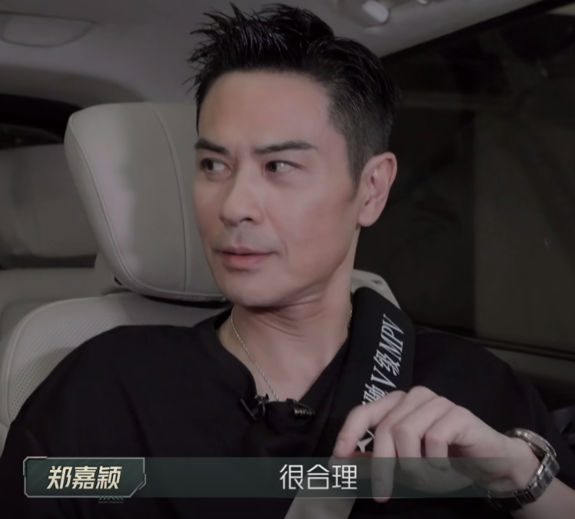 郑嘉颖第1次公演就被淘汰，还满脸开心，他完全融入不到这个圈子