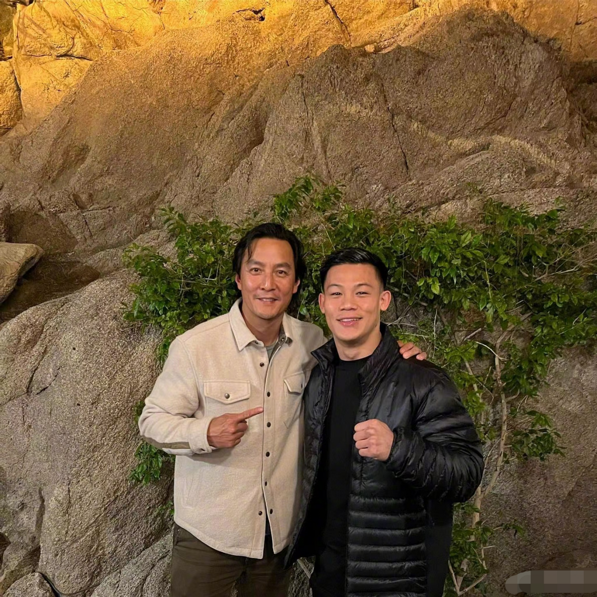 吴彦祖|48岁吴彦祖近况曝光!脑门反光皱纹明显,打扮朴素合影似路人