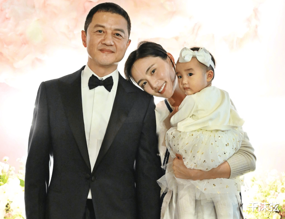 李嫣|李亚鹏晒妻女仨合照!李嫣表情敷衍与继母紧靠,细节暴露两人关系