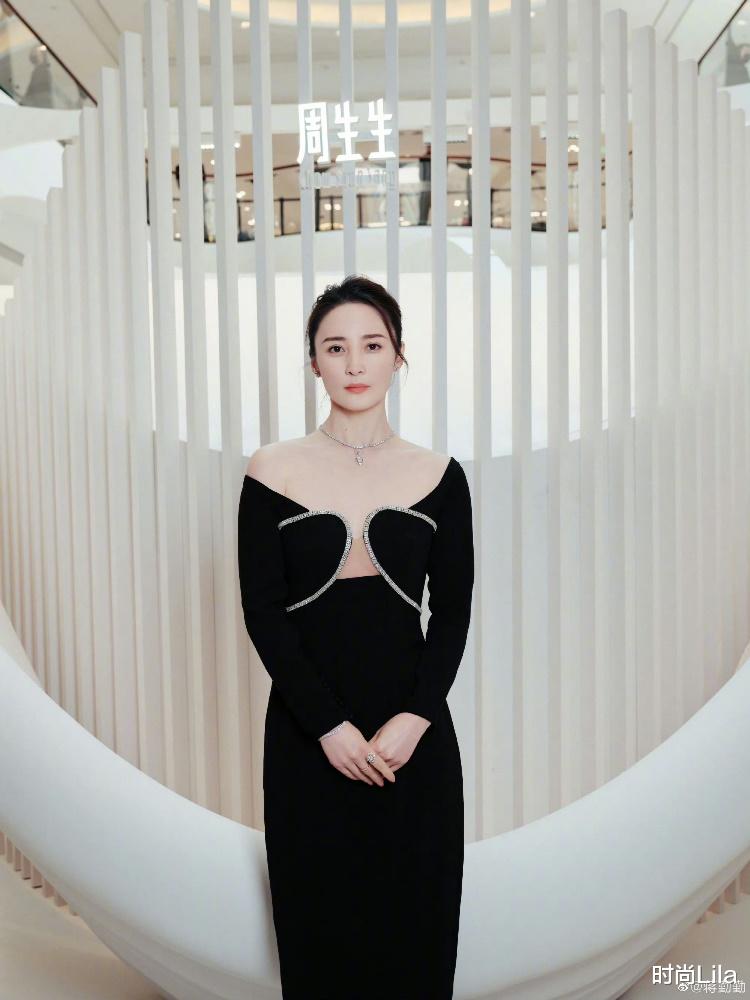 蒋勤勤“东京电影节”美麻了，黑白长裙难掩曼妙身姿，47岁依旧倾国倾城