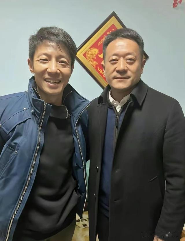 飞鹤|撒贝宁回老家拜年！跟村民合影没架子，满脸褶子主持春晚10年老了