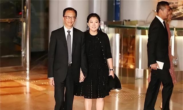 伏明霞|02年香港财神爷娶小26岁伏明霞,婚后不改风流,与妻子闺蜜传绯闻