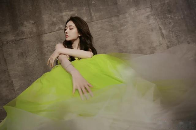 迪丽热巴|3月4日迪丽热巴黑西装造型气场全开，张天爱虞书欣抹胸裙性感迷人