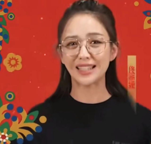 佟丽娅|偶遇佟丽娅三亚冲浪,穿泳衣膝盖淤青,过年长胖肚子赘肉好明显