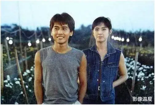 63岁齐秦兰州商演曝光：穿破洞牛仔挺大肚卖力演唱，商场几乎被挤爆