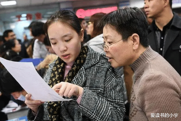 工龄越长福利越好的4个专业,就业后不宜转行,大学生要谨慎选择