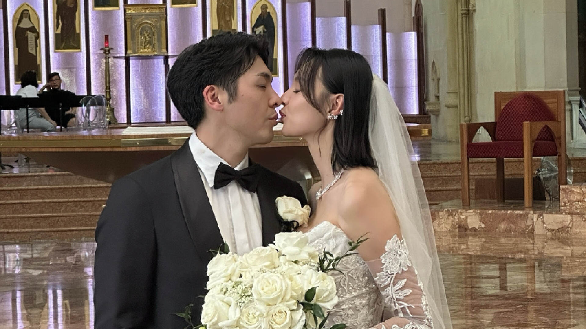 恭喜！香港知名女星与丈夫补办婚礼，未婚先孕做单亲妈妈多年