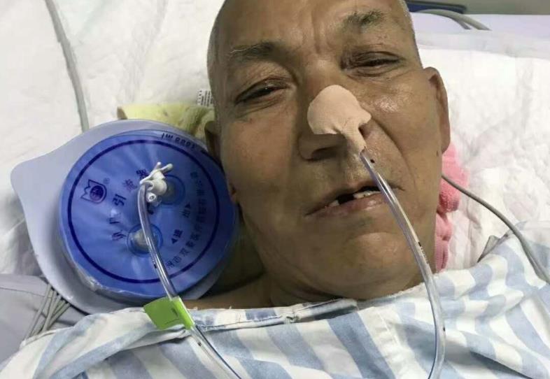 74岁退休工程师肠癌恶化，全身粪便味，失控怒吼：我为啥还不死？