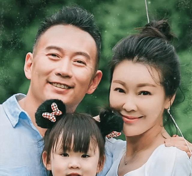 前央视主持人现身以色列,穿泳装浑身涂黑泥,大肆宣扬国外引争议