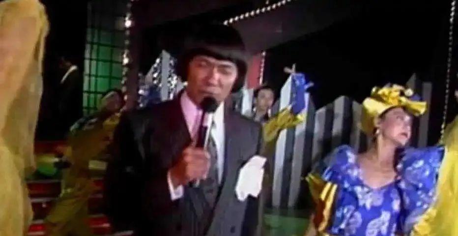 某综艺大咖被女儿爆料,因欠赌债被黑道枪击,逼迫妻子参加多人游戏