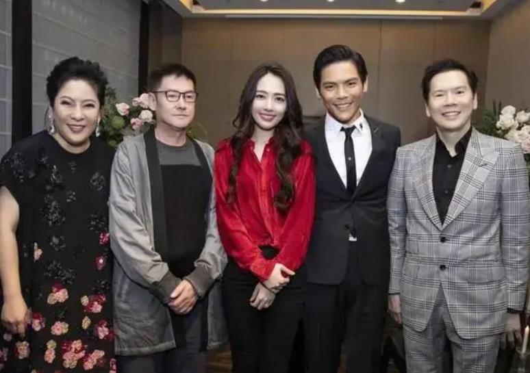 向佐带娃在客厅玩耍，调侃带娃更有性价比，豪宅客厅凌乱很真实