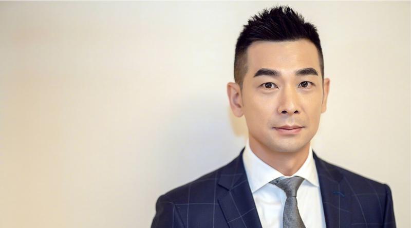 赵文卓参加女儿毕业典礼,女儿一个背包18万,学费高达1500万!