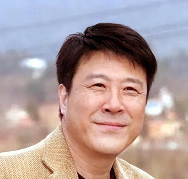 著名演员吕凉:父亲母亲先后早逝北方汉子当上海女婿美好吗?