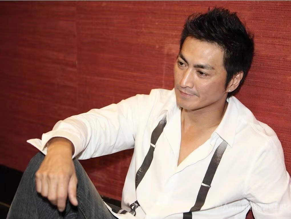 何家劲一生真爱不渝，终生未娶，为爱执着坚守至终！