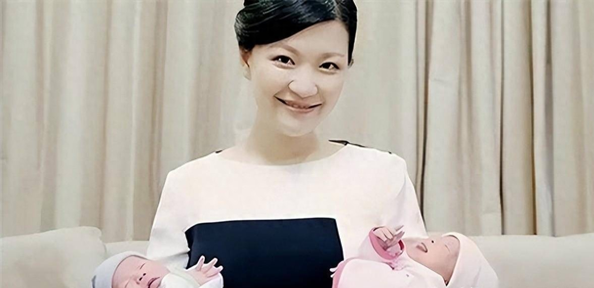 陈蓉近照，被吊销主持人证，复出转幕后，永远失去了主持的机会！