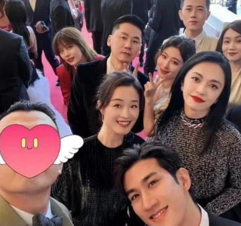 章泽天|一男子晒与章泽天亲密合照，举止亲昵，引发网友讨论