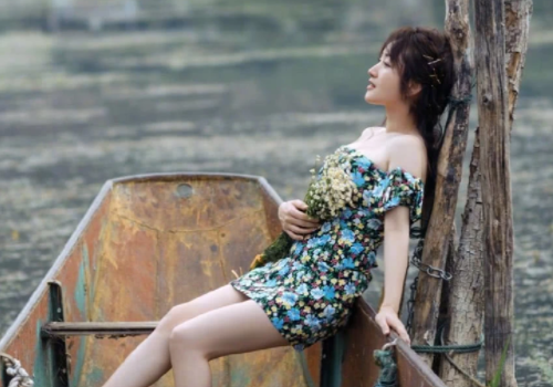 发型 52岁的杨钰莹仍然有少女气质，跟她清透的底妆，美丽的裙装搭配分不开