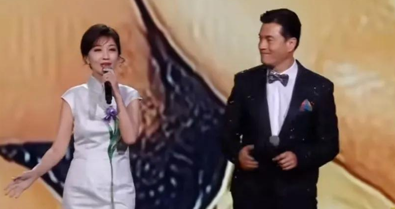 大湾区晚会:张柏芝绝美,李宇春跑调,徐小凤开全麦,港星赢麻了