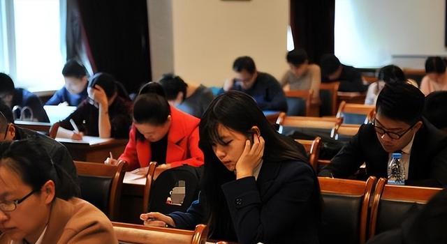 何家劲|不怕“中年危机”的三个职业,工资水平中等偏上,越老越吃香