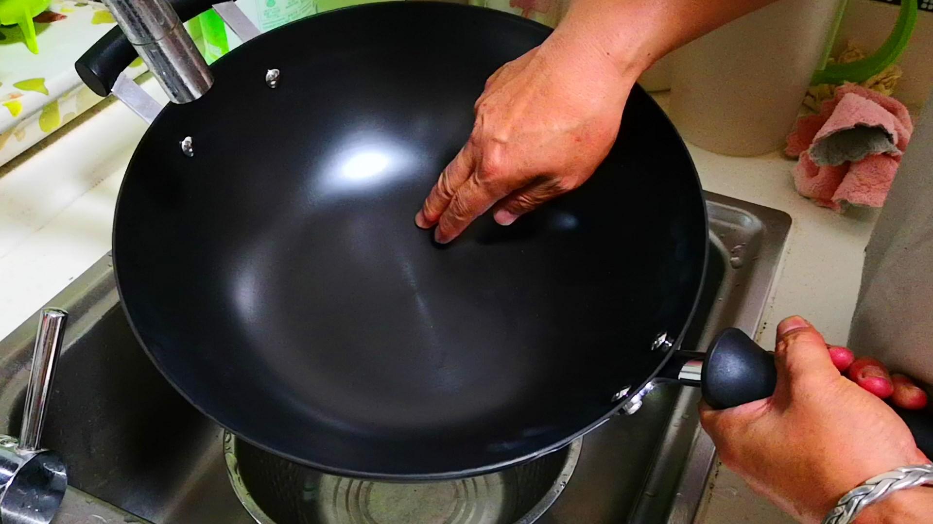 |為啥剛炒完菜不能用水沖鐵鍋？要不是大廚提醒，差點(diǎn)犯了大錯！