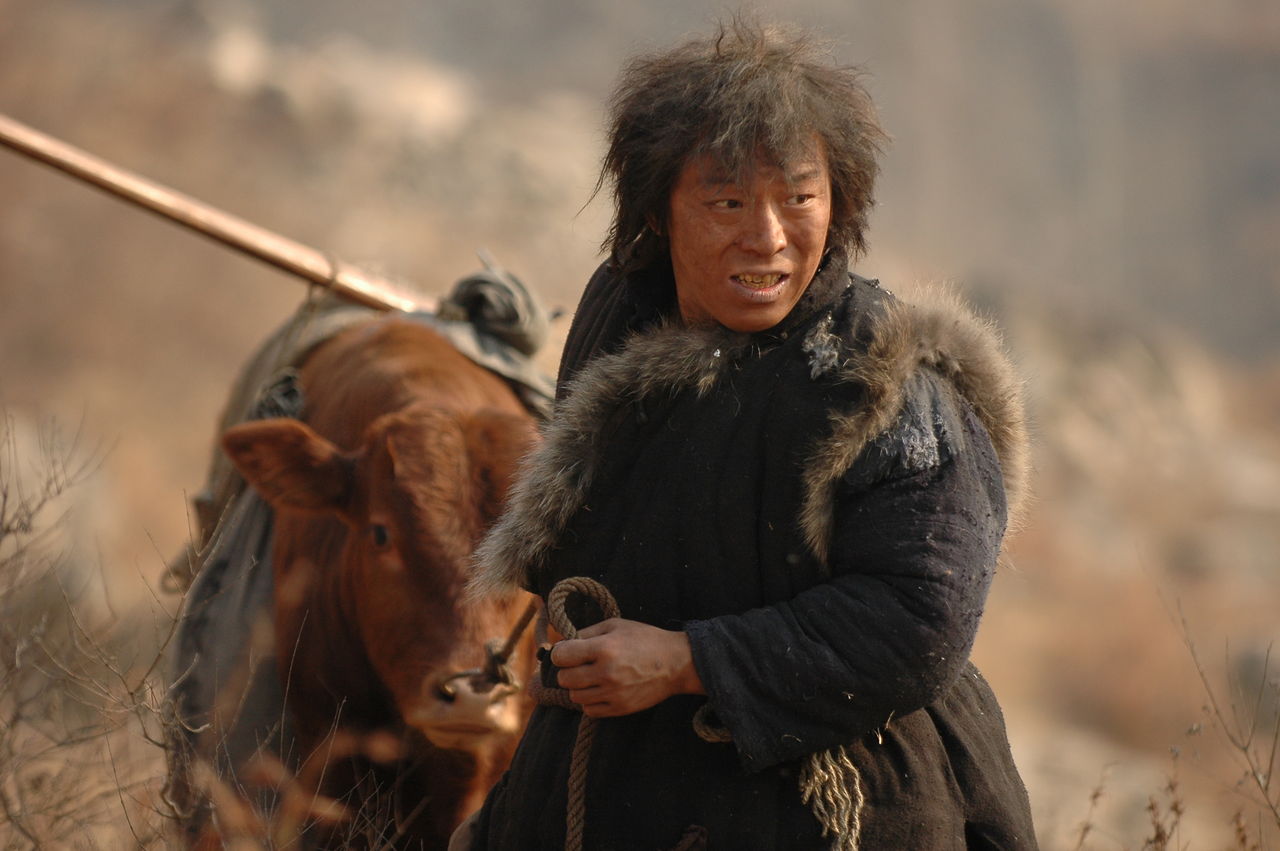 49岁黄渤在重庆腿软失足摔倒！五体投地显狼狈，却一句话化解尴尬