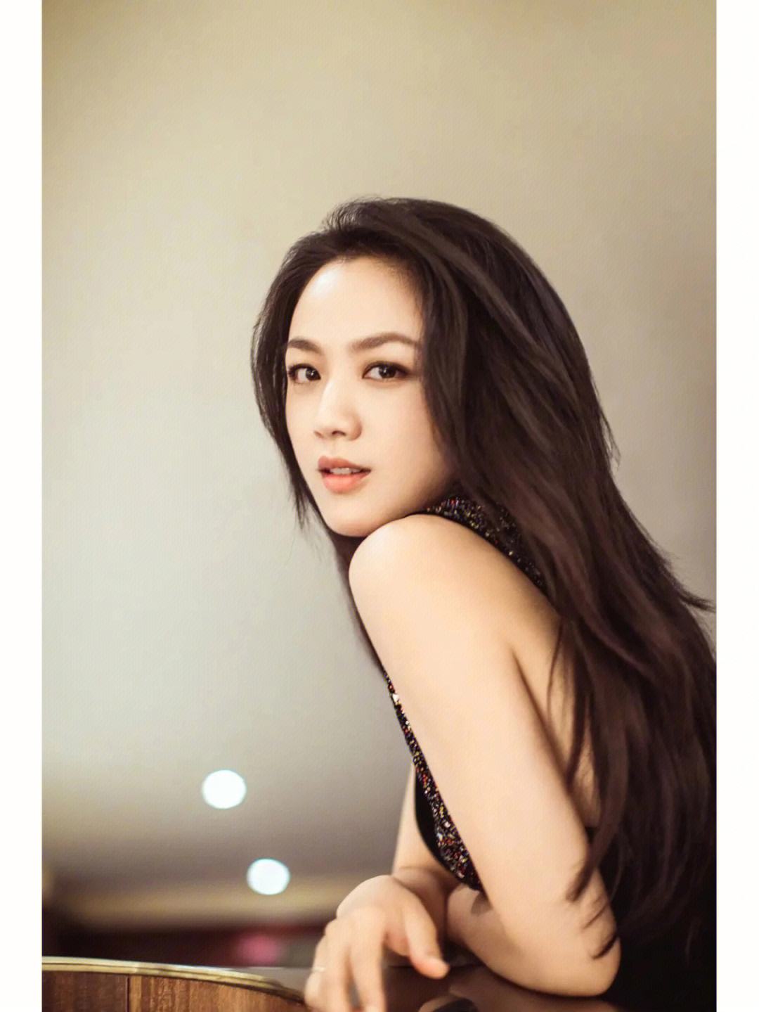 汤唯|44岁汤唯独自坐飞机回韩国!穿着时尚似年轻小哥,面容略显焦脆