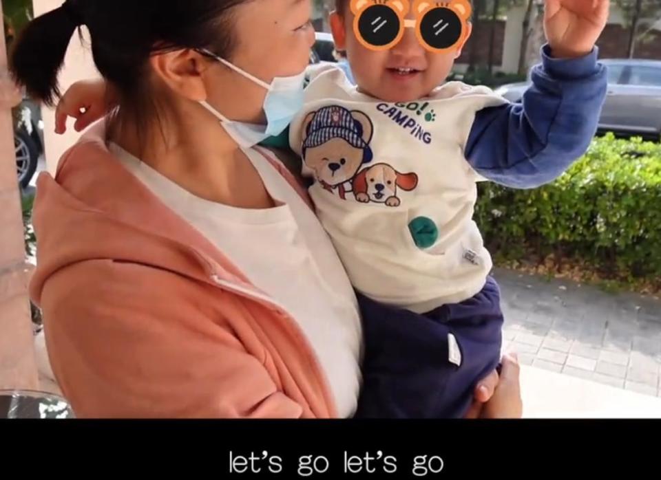 郑恺一家五口露营,一岁半儿子露脸比姐姐还像爸爸,说英文超可爱