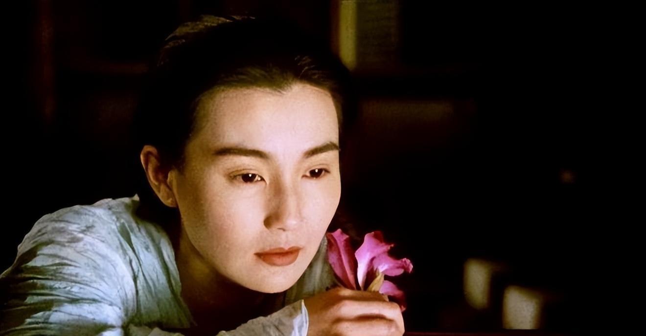 事实证明,“无夫无子”独居贫民窟的张曼玉,已走上另一条道路!