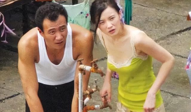 宋佳:靠“吊带”上位,与已婚名导同居,43岁的她活得又酷又飒