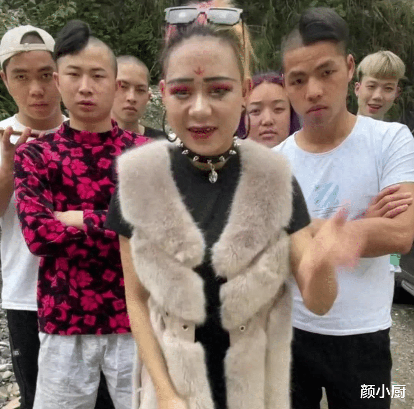 目不识丁、不学无术的跳梁小丑,到底是什么人捧红了这些网红?