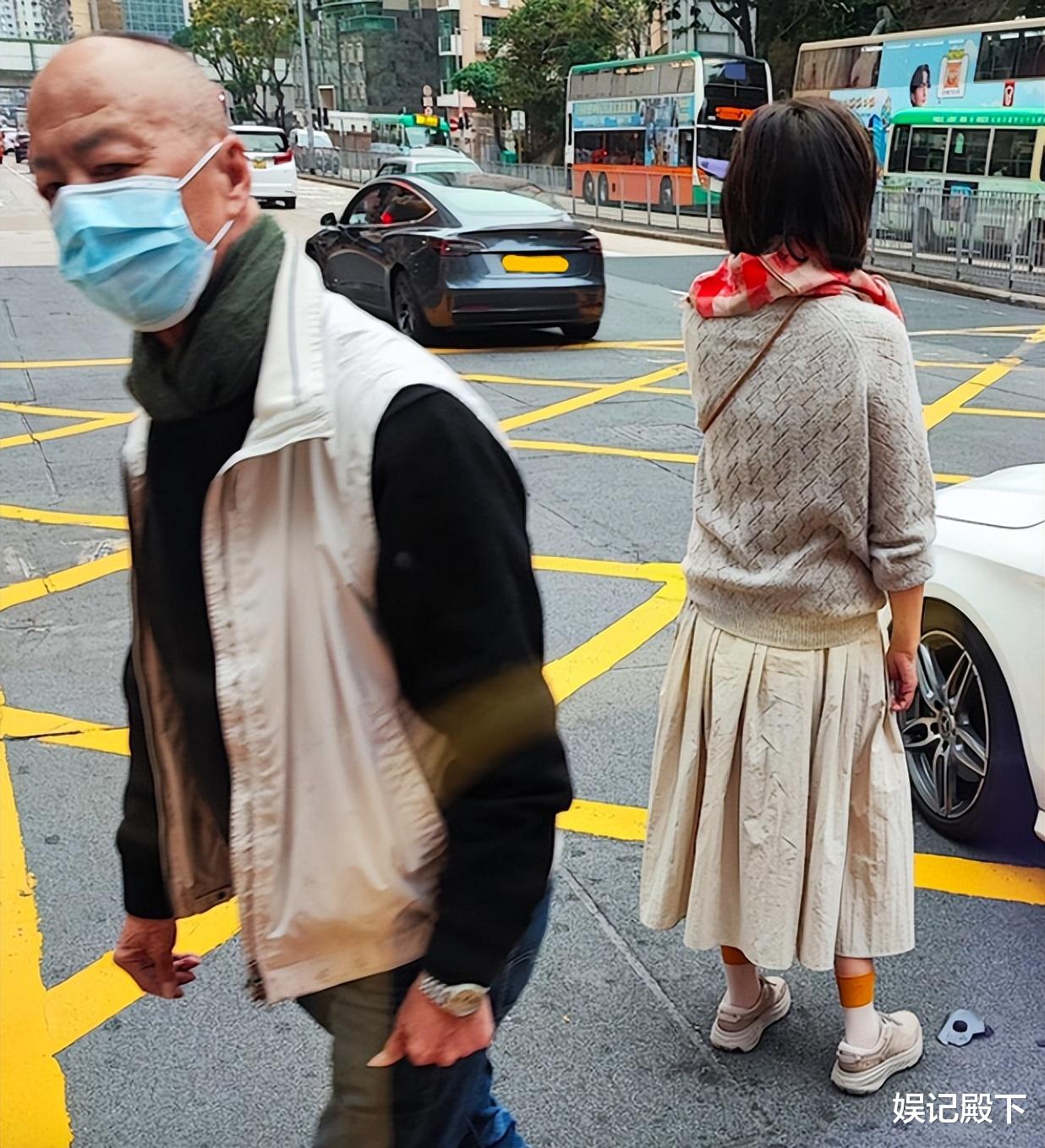 狄龙|77岁狄龙与巴士相撞,车辆损毁人未受伤,头顶发白身子骨却很健朗