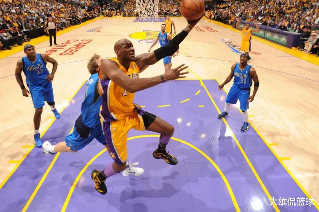 湖人历史上收入最高的12名球员：科比第一，詹姆斯第二