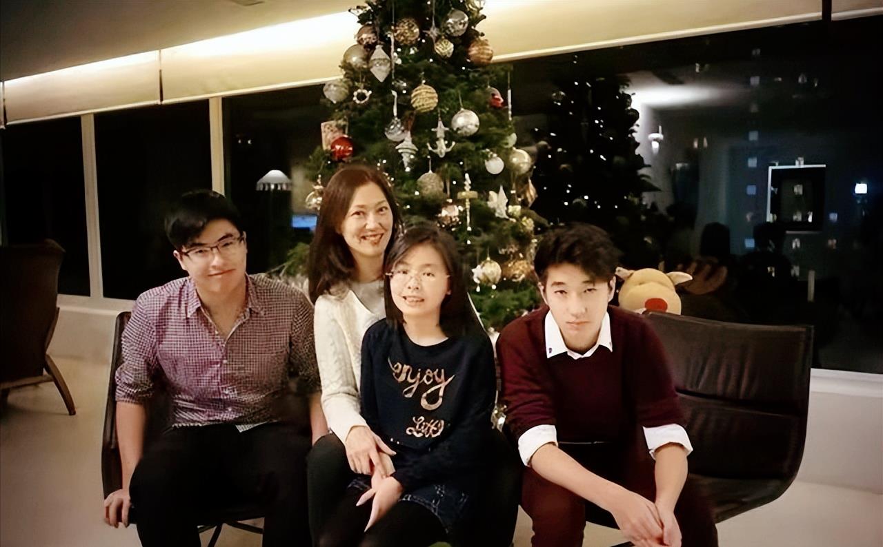 她是香港富豪马家前儿媳，生2子1女被扫地出门，丈夫新欢小她34岁！