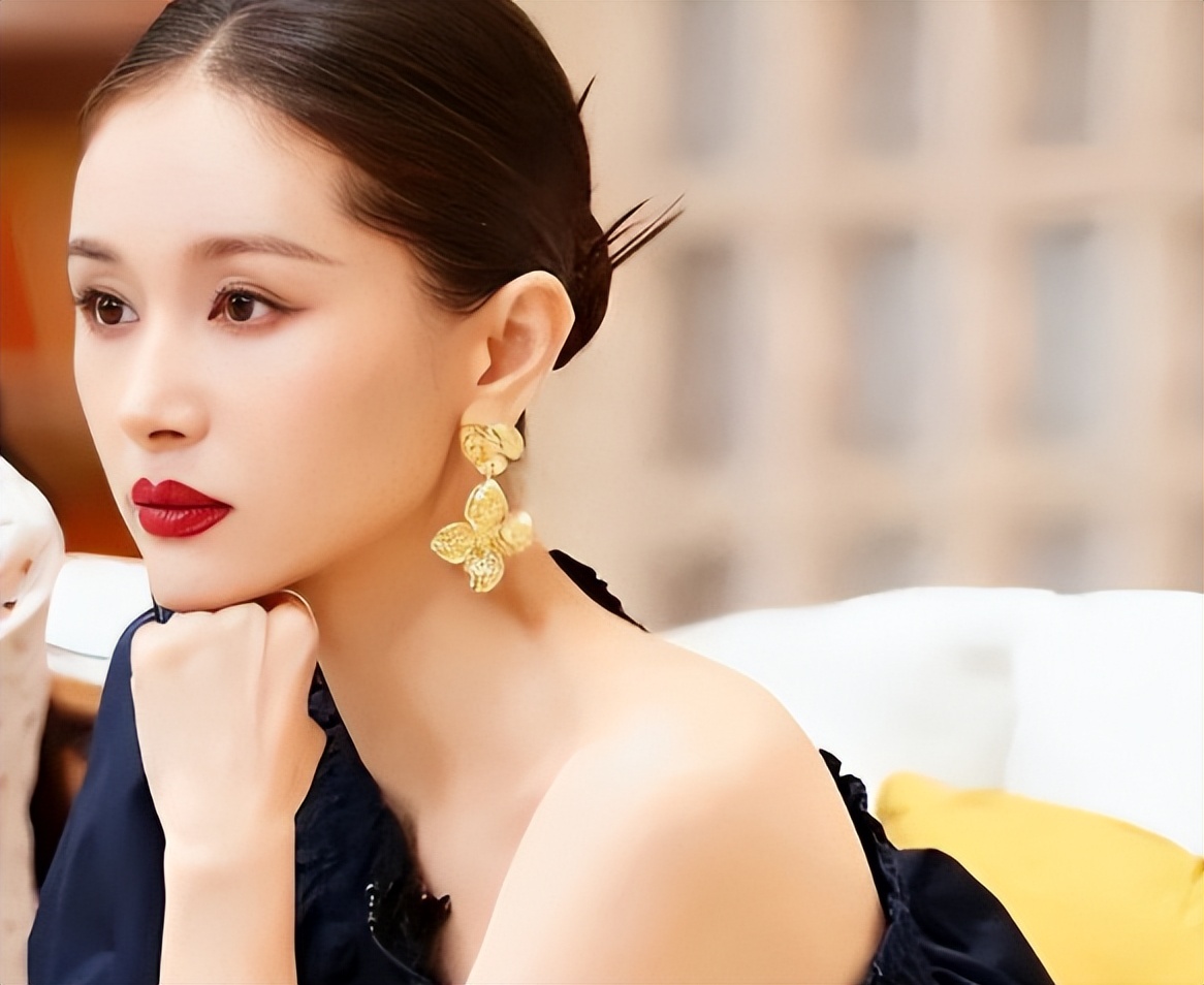 王子文带娃露面!10岁豆芽体型壮实,生父曝光:冯小刚都点头哈腰