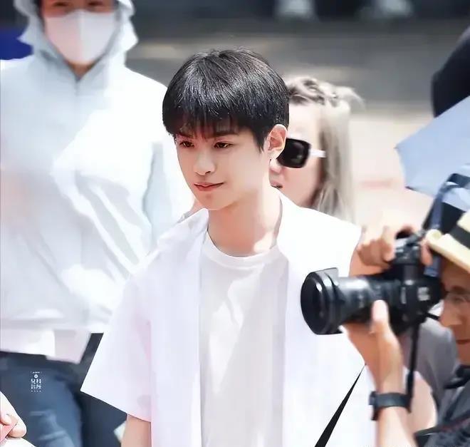 某女明星片场耍大牌！40多度让群演干等晕倒，态度恶劣驱赶学生！