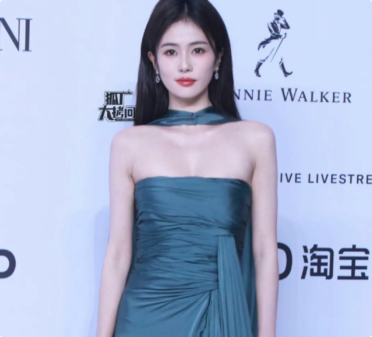 当37岁杨幂和35岁倪妮坐一起,一个美如新娘,一个像陪嫁丫鬟