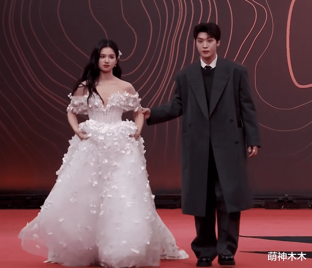 星光大赏红毯好炸裂!摔跤流鼻血,撞衫踩裙子,明星现场太拼了