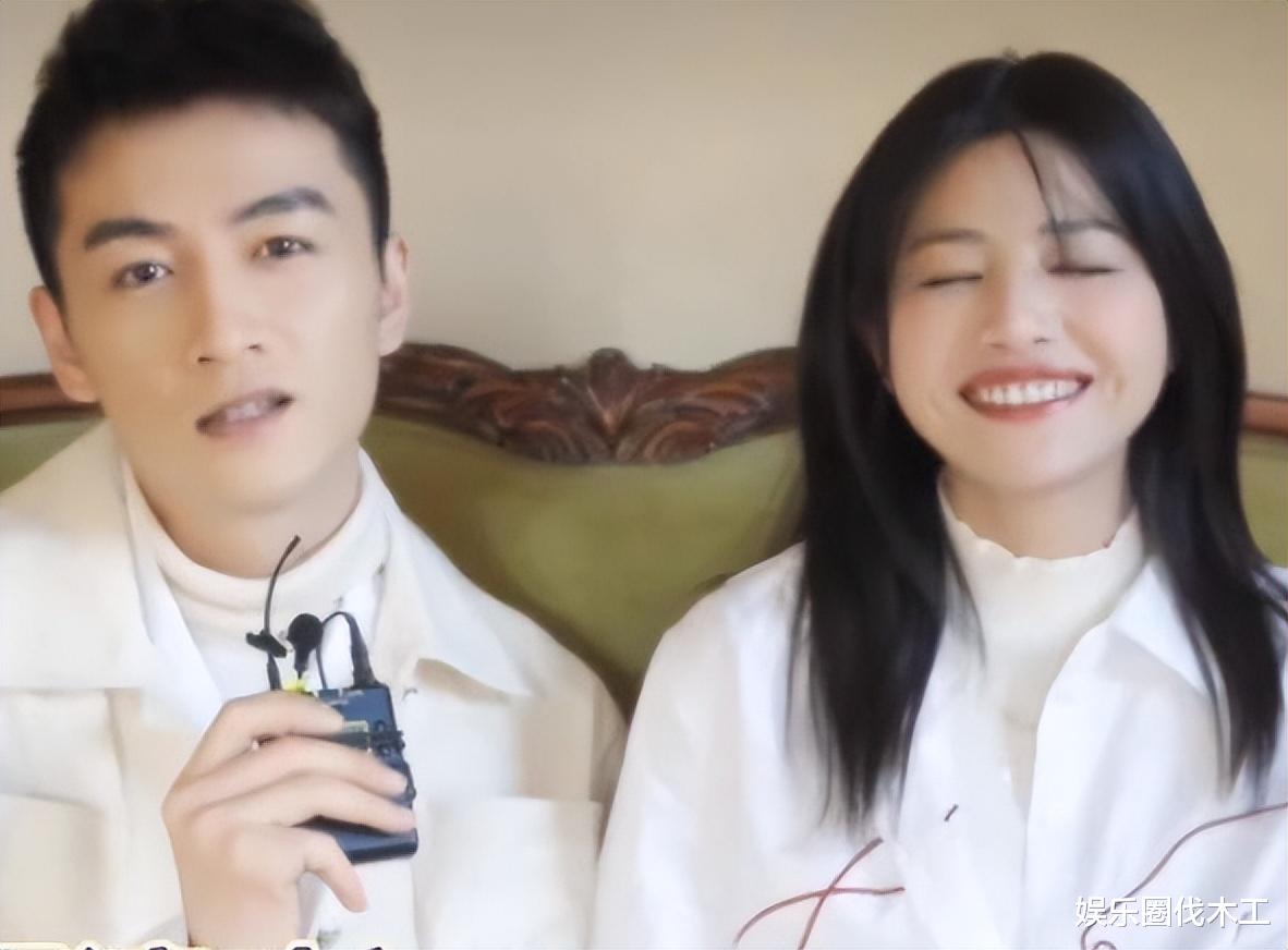 陈妍希|陈妍希晒老公视角滑雪照！踩单板动作笨拙很搞笑，小星星展现天赋