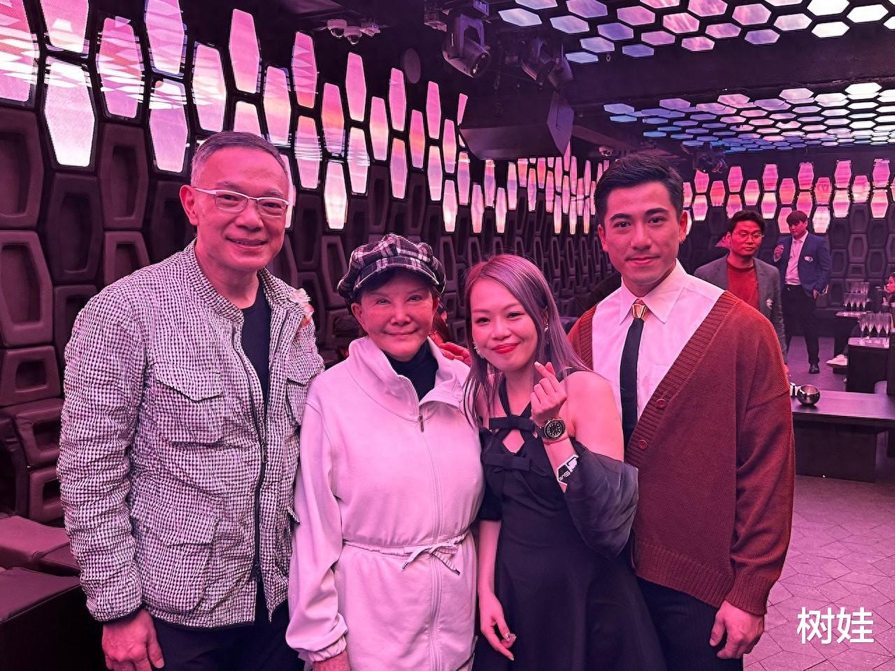 79岁白韵琴现身兰桂坊,小15岁丈夫形影不离,两人喝交杯酒很甜蜜