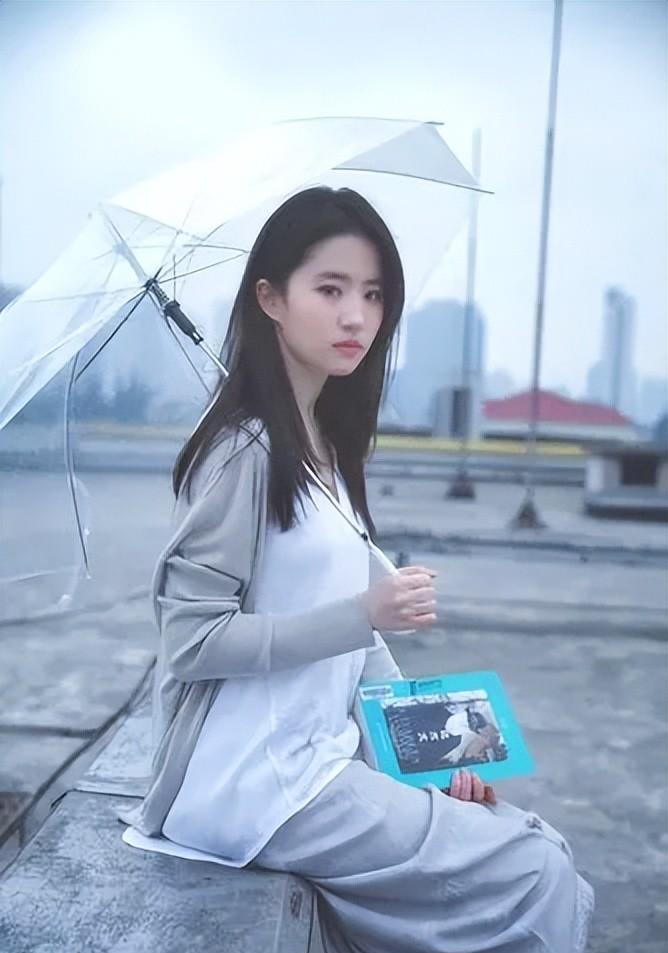 事实证明,已经35岁“黑料不断”的刘亦菲,已经走上了一条不归路