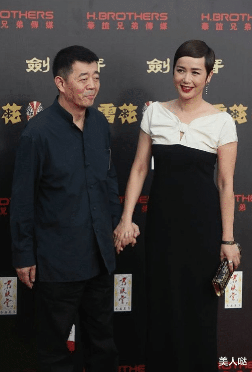 蒋雯丽一家三口游法国!56岁素颜素衣难掩骨子美,可惜20岁儿子一点没有遗传她