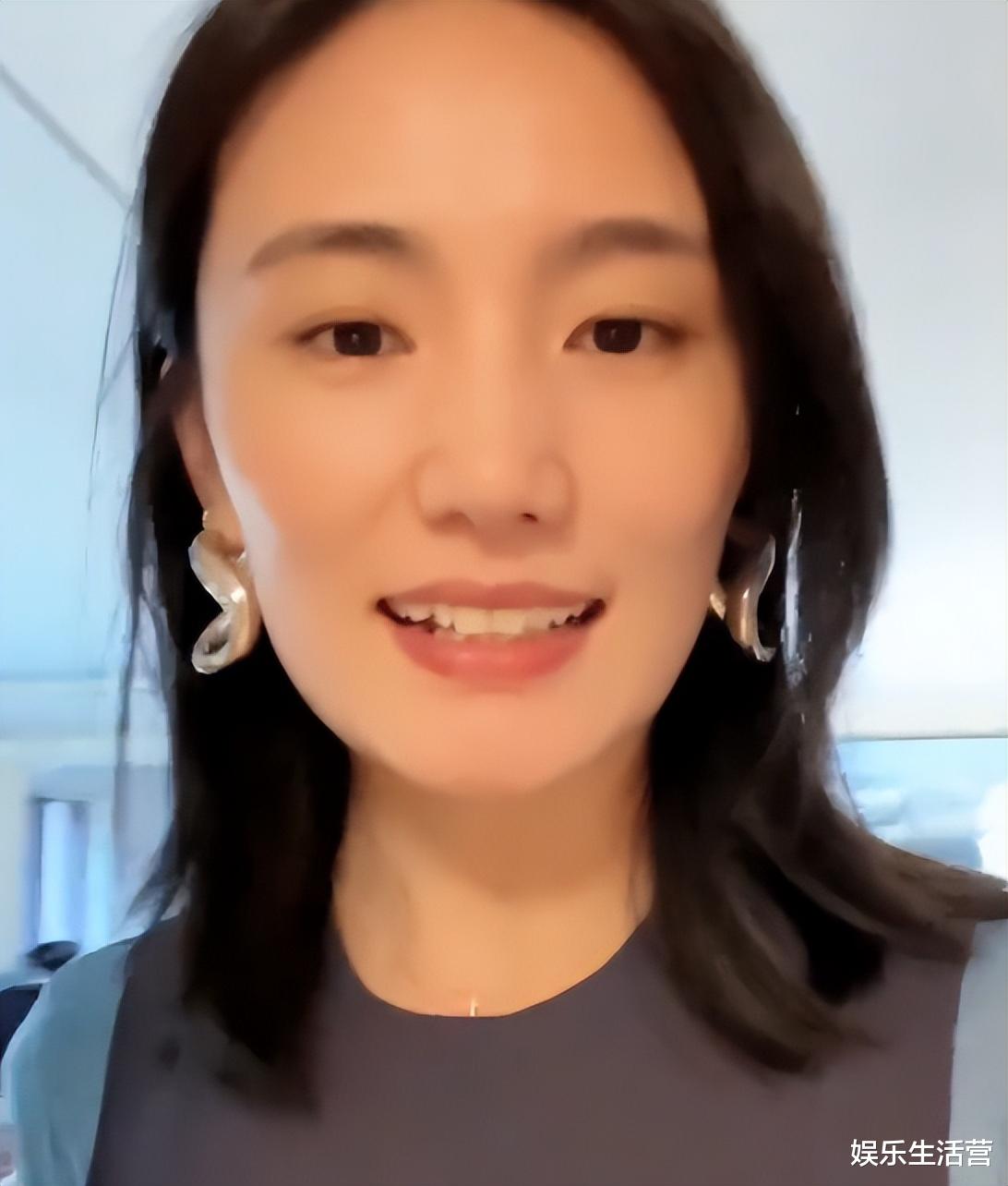 李亚鹏路边被偶遇,穿破底拖鞋紧皱眉头,娇妻被斥停播,太固执!